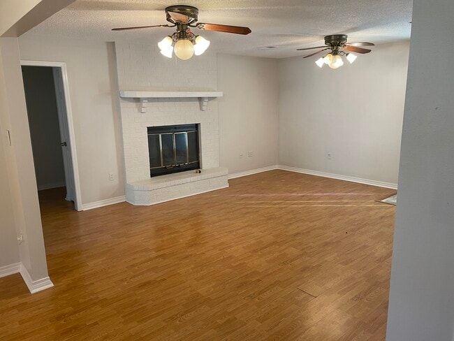 Building Photo - 212 Lexington Dr