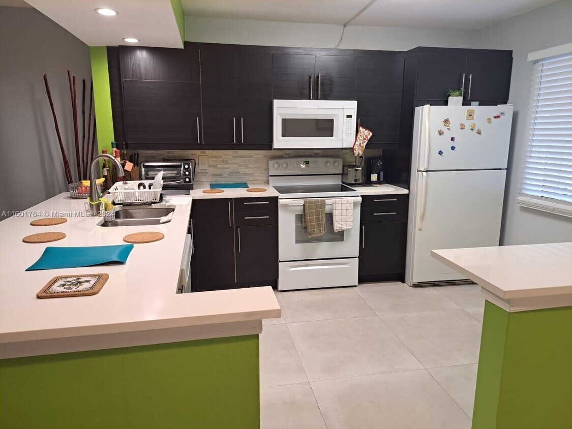 Foto principal - 195 Lakeview Drive Apt #104, Weston, FL 33...