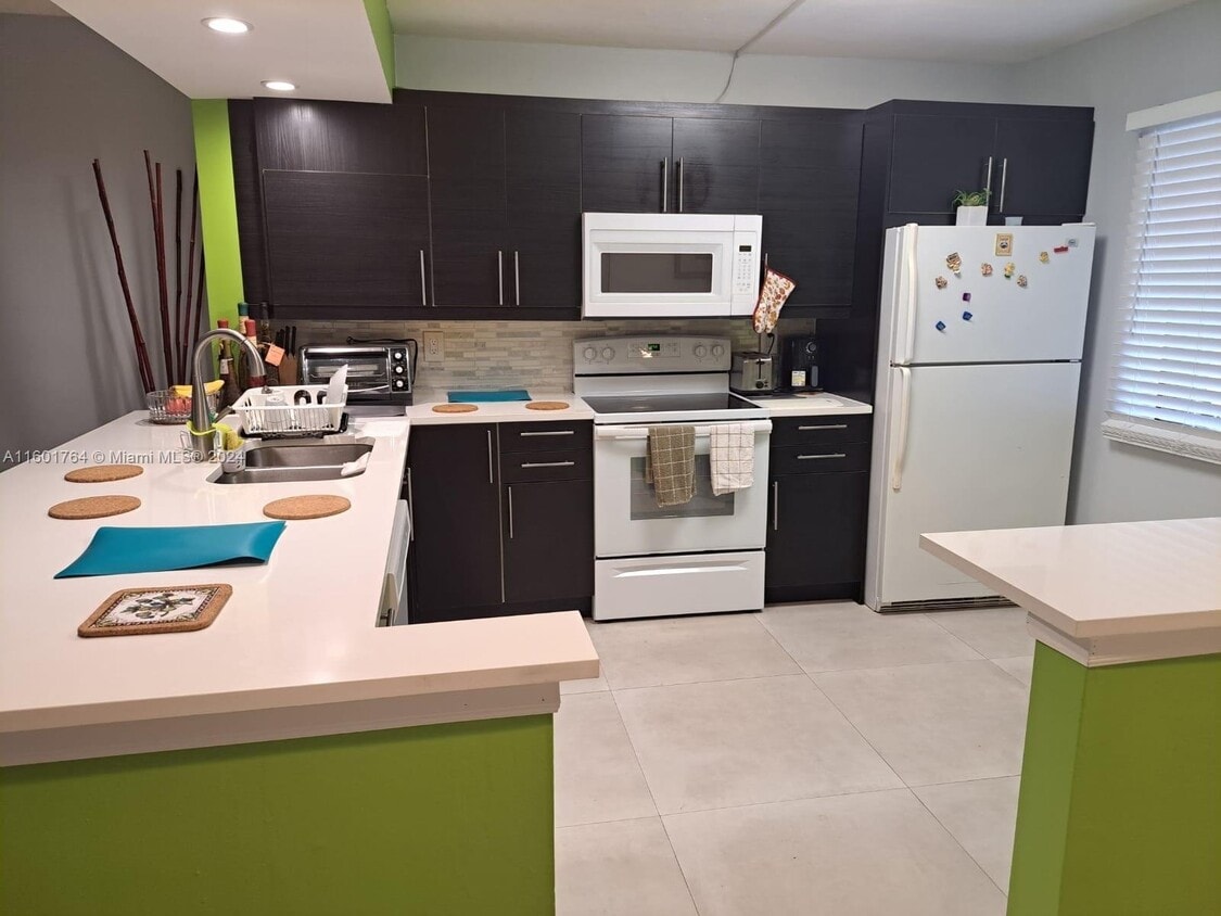 Primary Photo - 195 Lakeview Drive Apt #104, Weston, FL 33...