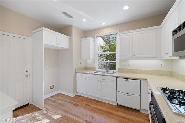 Building Photo - 4 br, 3 bath Condo - 119 White Flower