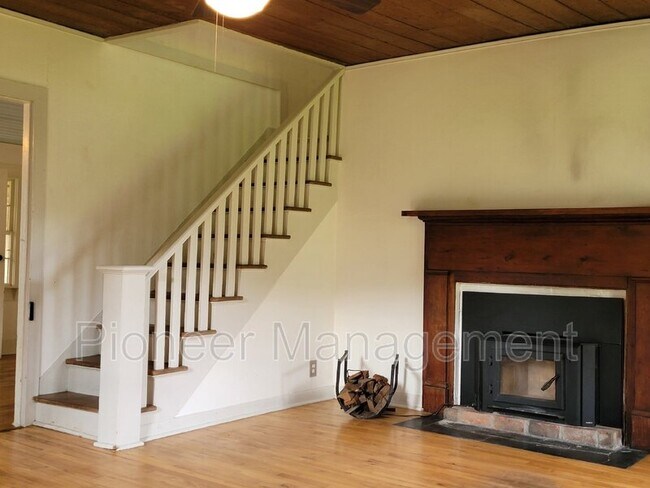 Foto del edificio - 1195 Roberts Mountain Rd