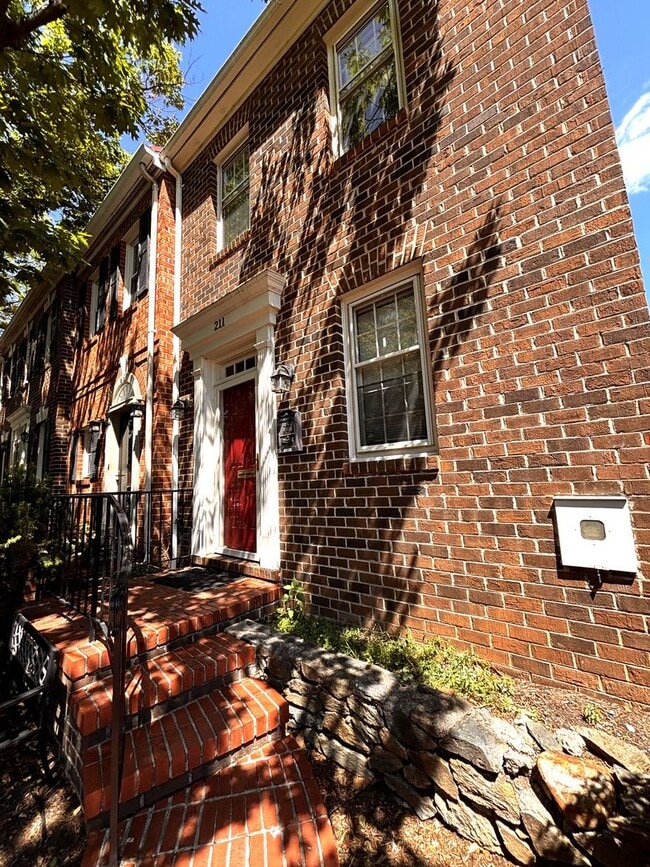 Building Photo - 211 Oronoco St