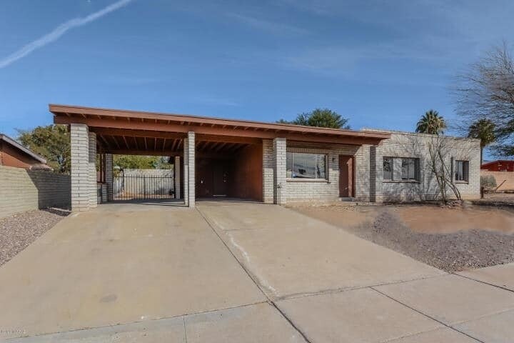 Primary Photo - 2328 W Las Lomitas