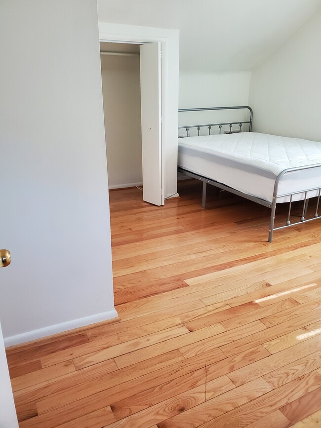 Habitación A: Dormitorio con suelos de madera noble. - 2509 10th St NE