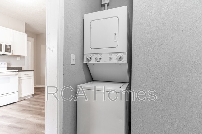 Foto del edificio - 2425 N Kenwood Ave