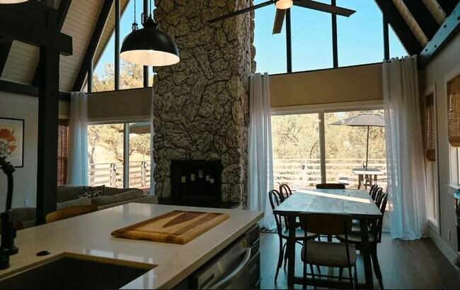 Foto del edificio - Beautiful multi-level 3 Bedroom, 3 Bathroo...