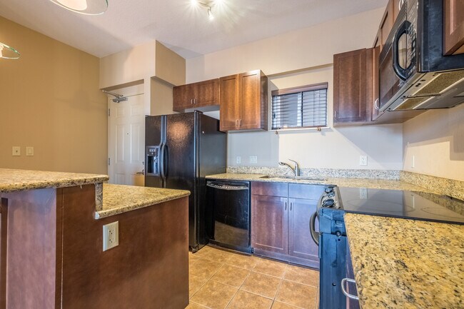 Foto del edificio - Top-Floor 2 Bed, 2 Bath Luxury Condo in We...
