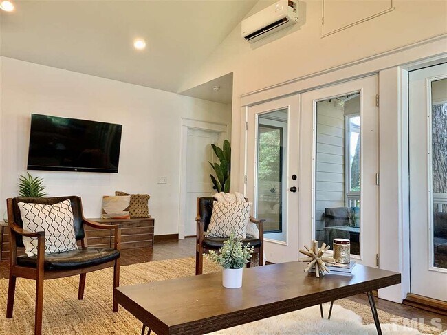 Foto del edificio - 709 Dorothea Dr