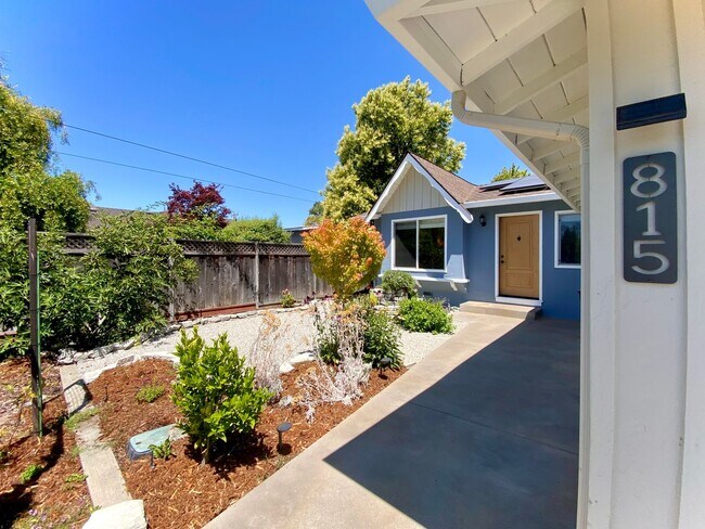 Building Photo - Gorgeous 3 Bedroom 2 Bath Home with Specta...