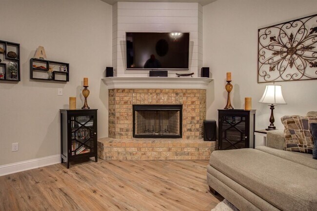 Foto del edificio - Spacious 4-Bedroom Home Available August 8...