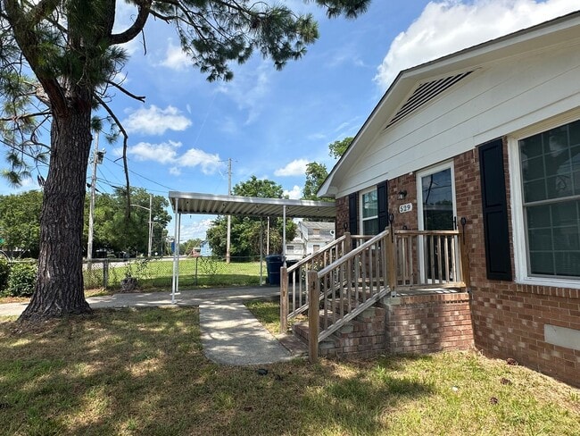 Building Photo - Renovated 3 Bed 1 Bath House