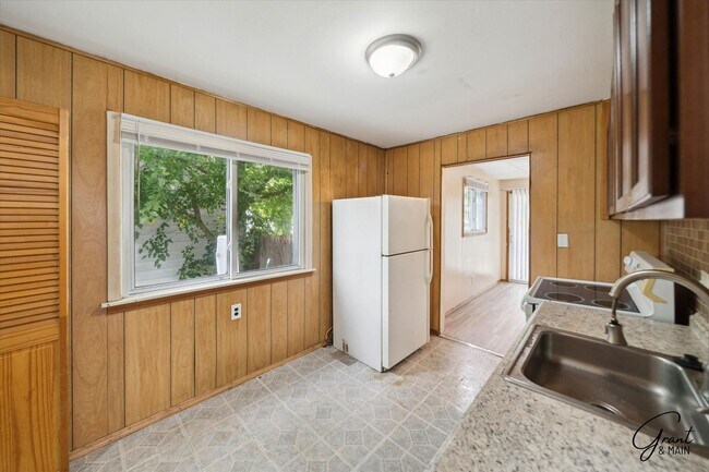 Building Photo - $1,200/month - 3 Bed 1 Bath Single Family ...
