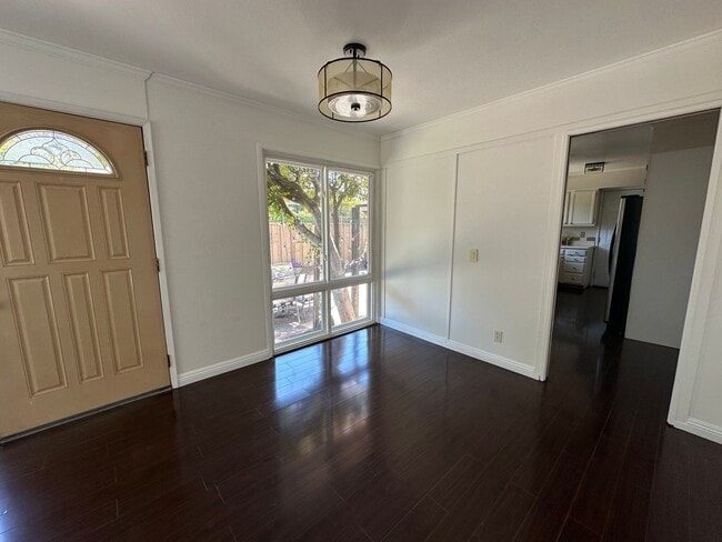Building Photo - Beautiful Rollingwood Home