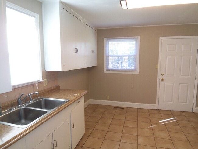 Building Photo - Ranch Home in NODA Area of Charlotte w/ Fe...