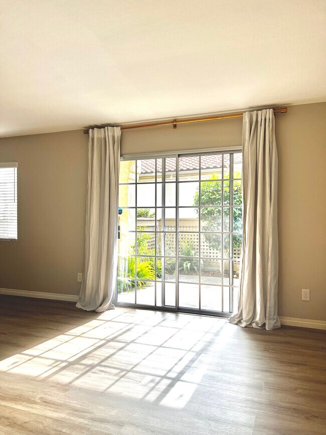 Foto del edificio - 740 Breeze Hill Rd