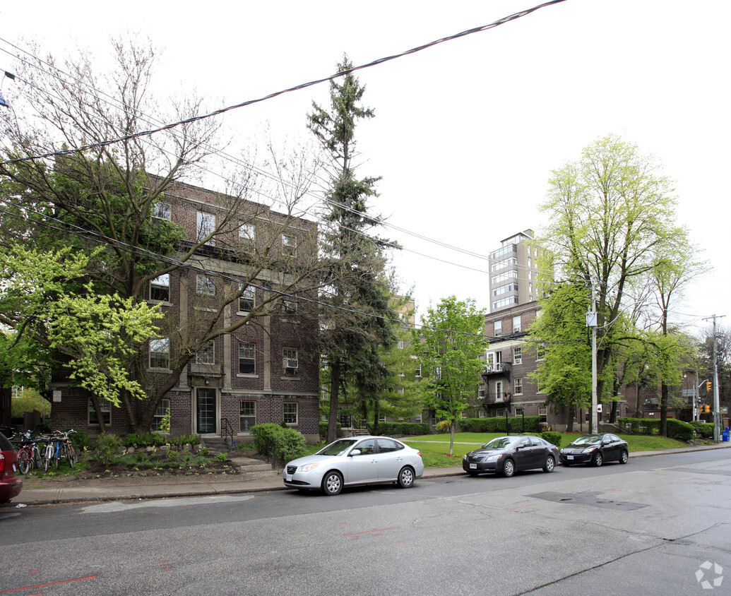 Photo du bâtiment - 400 Avenue Rd