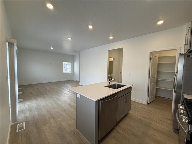 Building Photo - 1545 W Bravo Dr