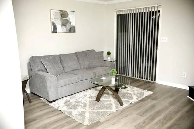 Building Photo - Room in Condo on Forest View Dr