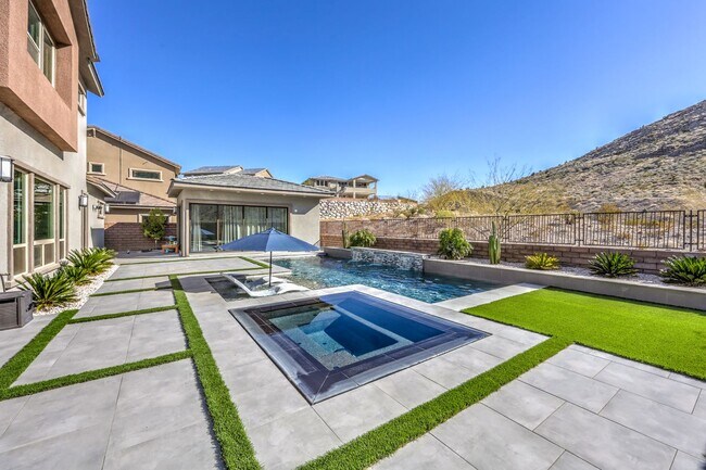 Foto del edificio - Exquisite 6-bed/ 6-bath residence nestled within the prestigious, guard-gated community of Revere...