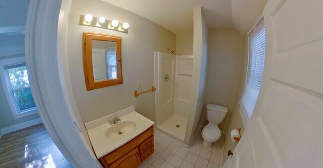 Foto del edificio - 3D Tour Available - Newer Flooring + Large Fenced-in Yard! Available July 3rd!