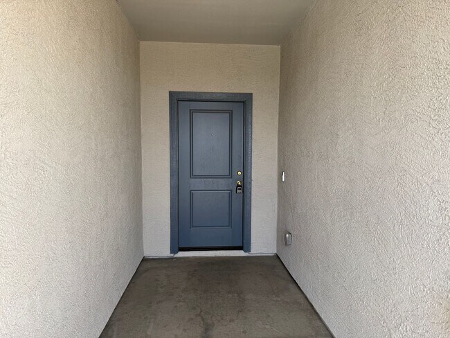 Building Photo - 1060 W Castle Ct