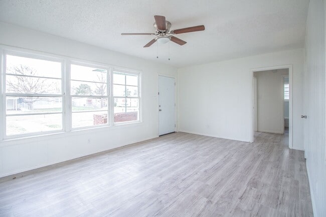 Building Photo - Updated 2 bed 1 bath home