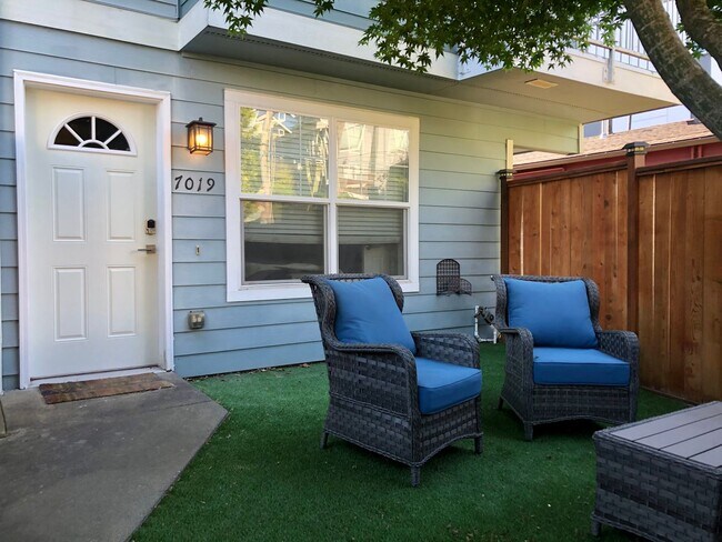Foto del edificio - Walkable 2bd West Seattle Townhome w/Priva...