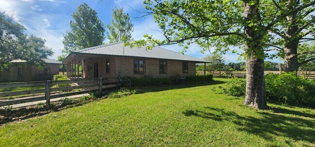 Building Photo - Country retreat on 1 acres in Bell, Florida