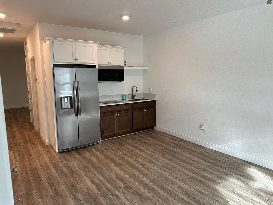 Foto principal - 112 E Tyler Ave