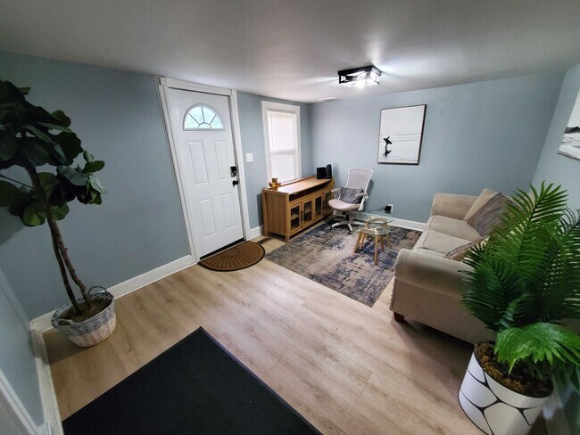 Foto del edificio - Fully Furnished 3BR Home with Garage & Large Yard – Move-In Ready!