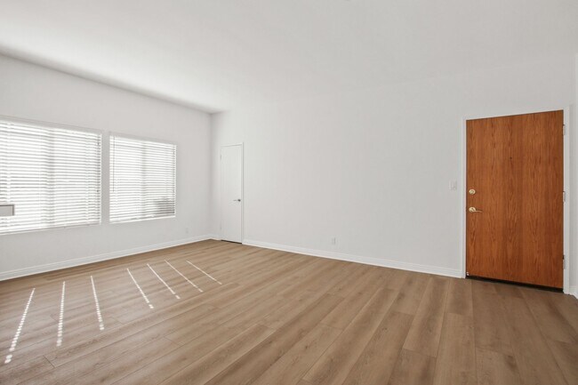 Building Photo - 807 5th Street in Santa Monica.  Steps to ...