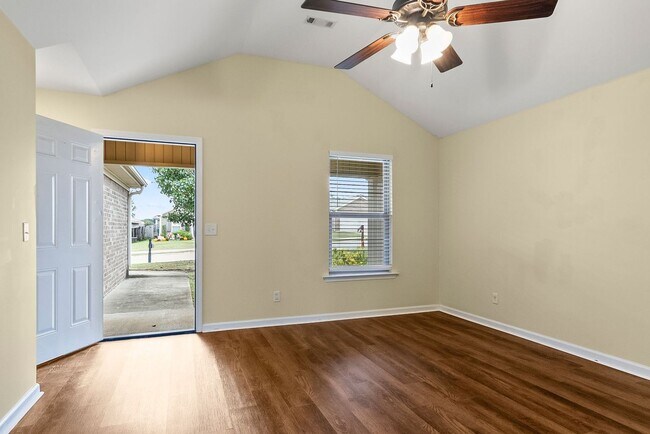 Foto del edificio - Nice 3 Bed 2 Bath Available in August! Book Your Tour Today!