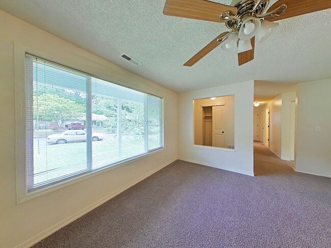 Building Photo - 3 Bedroom House ~ Close to Downtown ~ Pet ...