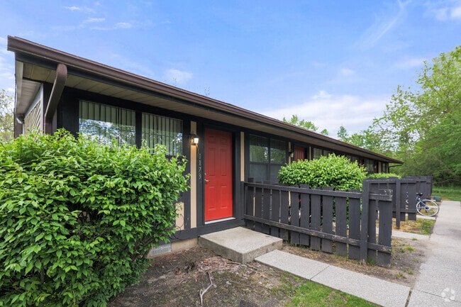 Building Photo - Pinewood Apartments