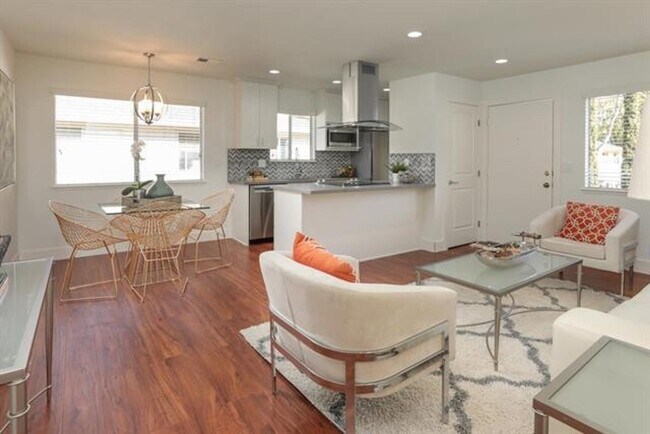 Foto del edificio - Gorgeous Remodeled 2 Bedroom 1 Bath Condo ...