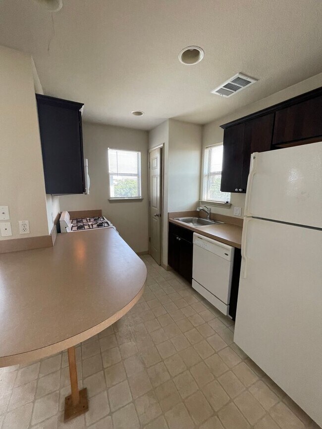 Foto del edificio - 1Bed/1Bath Garage Apartment in Brentwood