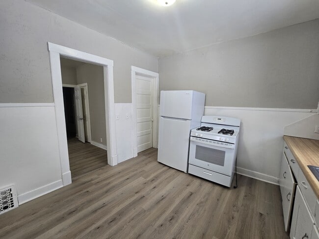 Building Photo - 406 Locust St