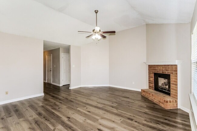 Foto del edificio - 7550 Roundleaf Dr