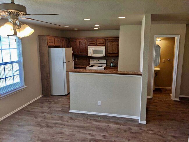 Building Photo - 2917 Creekside Dr