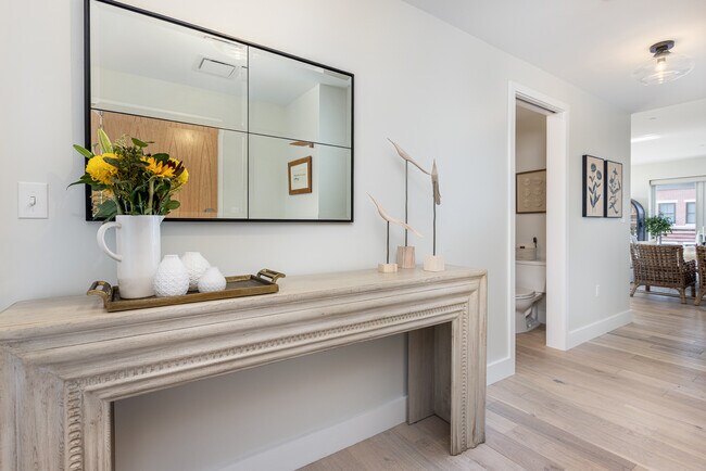 Un elegante vestíbulo de entrada conduce a los dormitorios a la izquierda y a todo el espacio habitable a la derecha. - 383 Commercial St