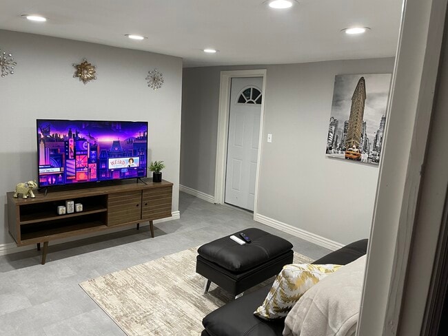 Building Photo - 2302 E Yale St