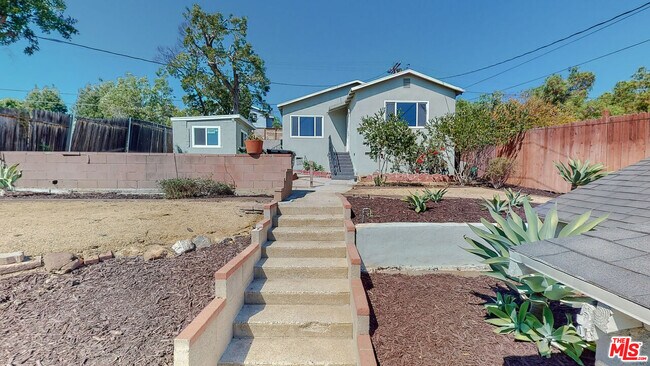 Building Photo - 309 1/2 E Fairview Blvd