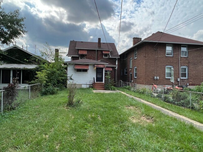 Building Photo - Amazing 3 bedrooms 1.5 bathrooms