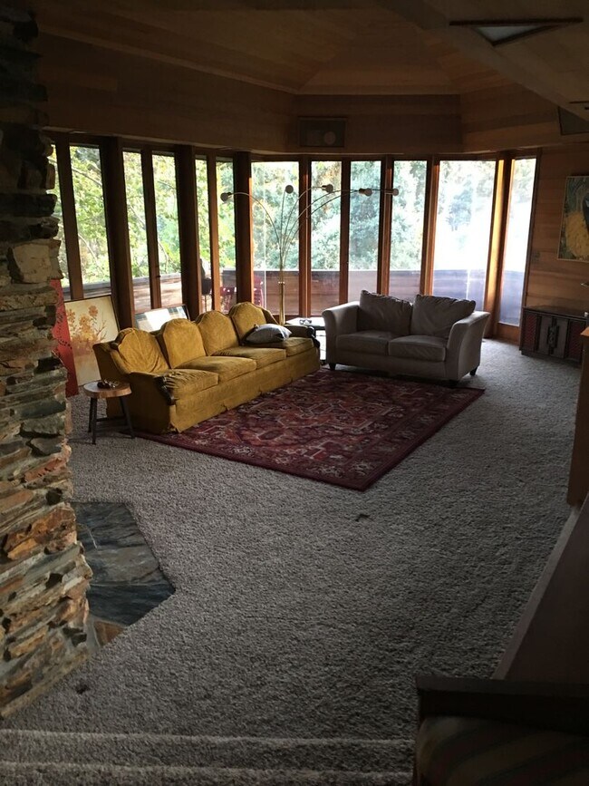 Building Photo - Large 5 bedroom 2 bath Home, Furnished! fu...