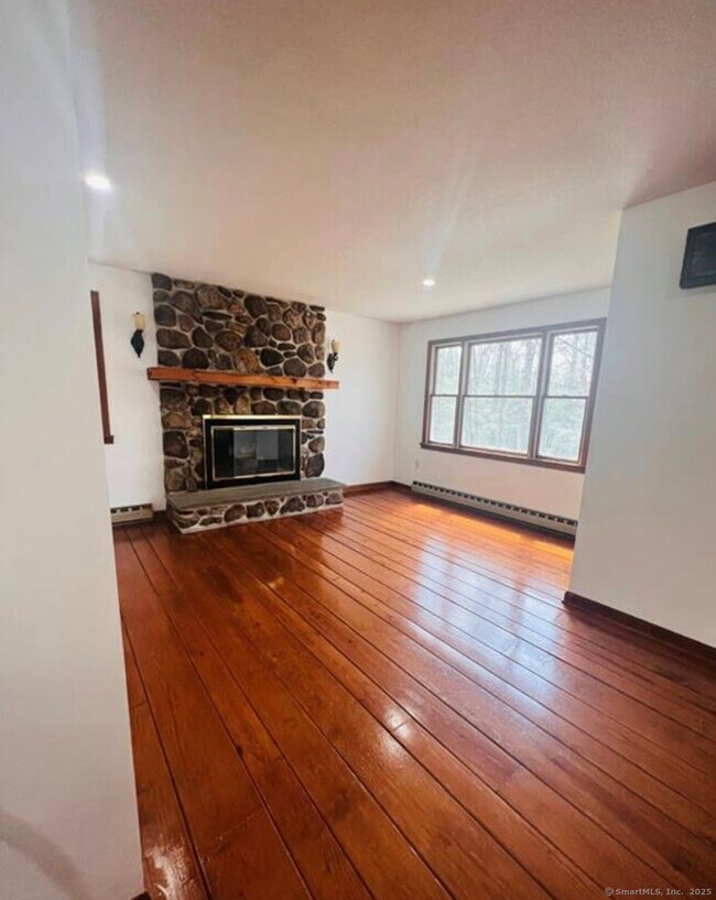 Foto del edificio - 77 Laurel Rd
