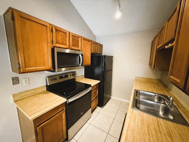 Building Photo - 1 bed Plus DEN/OFFICE w/closet (may be used for 2nd bedroom) 1 bath!