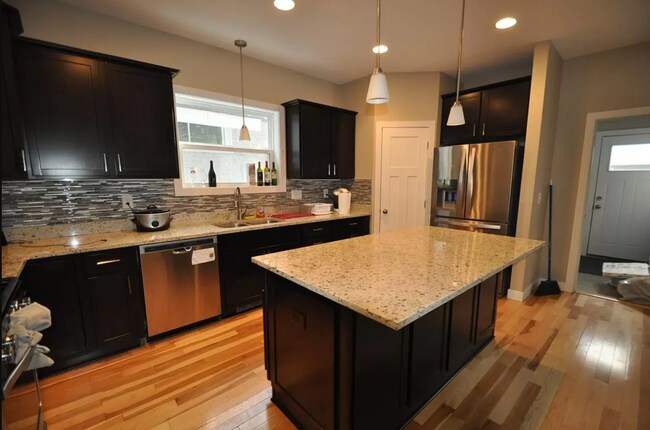 Foto del edificio - Available Aug 28th 2026 6 bed 3 bath for rent in popular Southeast Minneapolis neighborhood!