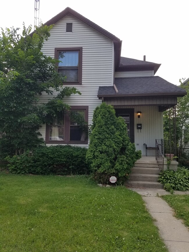 Photo - Great 2 bedroom w/detached garage near UD and Miami Valley Hospital! House