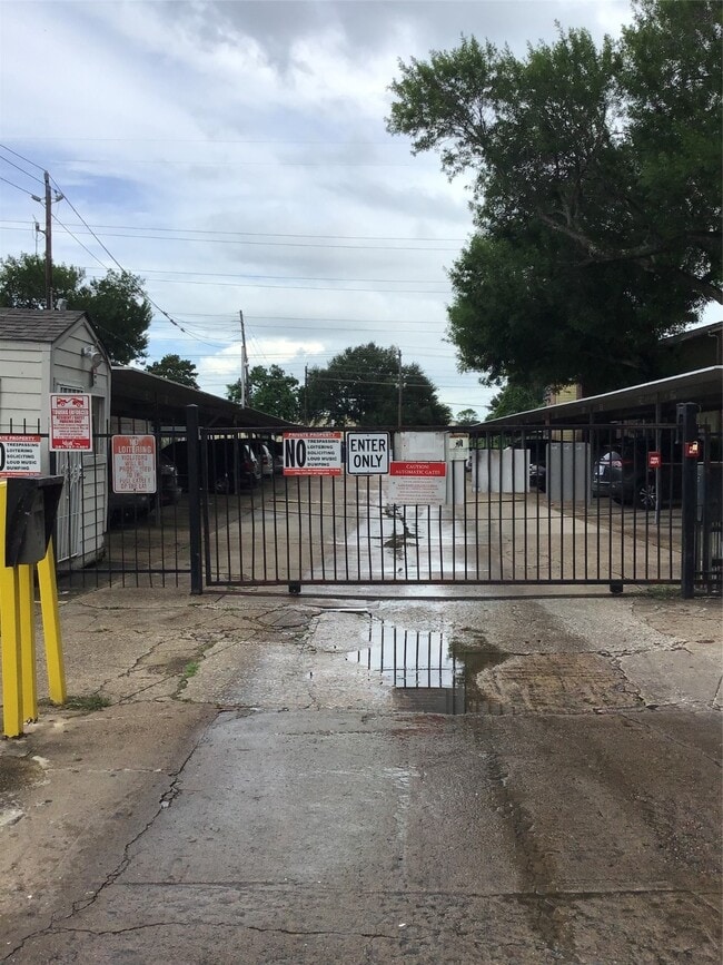 Building Photo - 10603 S Wilcrest Dr