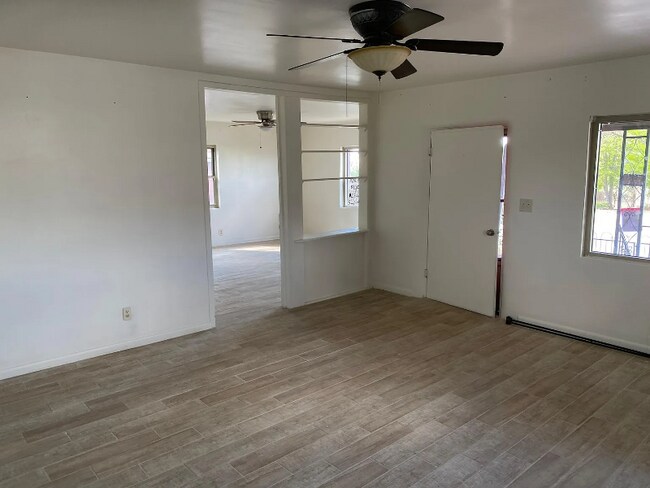 Foto del edificio - 374 E 5th St